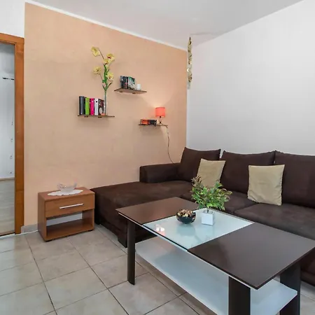 Apartman Front In Smrika